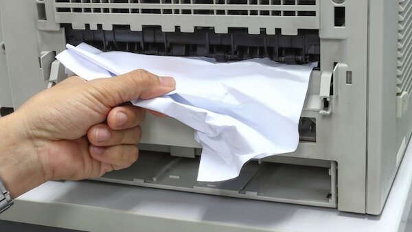 cách lấy giấy bị kẹt trong máy in
